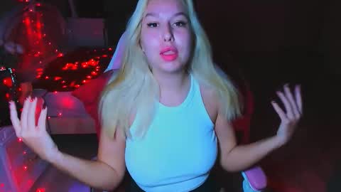 Snapshot of chloericci chatting on 10-18-25, 02:47 ChloeRicci online show from 10-18-25, 02:47