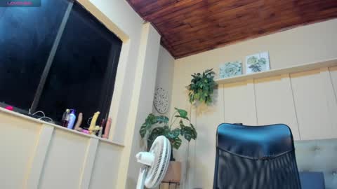 Snapshot of chloerossee chatting on 01-27-25, 01:37 Chloe rosse online show from 01-27-25, 01:37