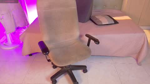 Snapshot of chloerossee chatting on 10-05-25, 01:15 Chloe rosse online show from 10-05-25, 01:15