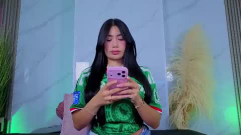 Snapshot of chlooee_ chatting on 06-25-26, 02:11 Chlooe online show from 06-25-26, 02:11