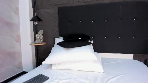 Snapshot of chlooescott chatting on 11-08-25, 01:11 Chloe Scott online show from 11-08-25, 01:11