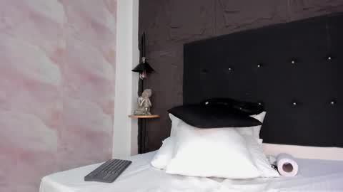 Snapshot of chlooescott chatting on 11-15-25, 01:29 Chloe Scott online show from 11-15-25, 01:29