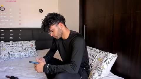 Im Chirs IM MODEL INDEPENDT online show from 01-29-25, 08:04