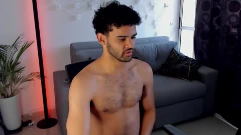 Im Chirs IM MODEL INDEPENDT online show from 03-10-25, 04:57