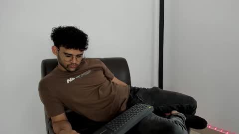 Im Chirs IM MODEL INDEPENDT online show from 10-22-25, 02:50