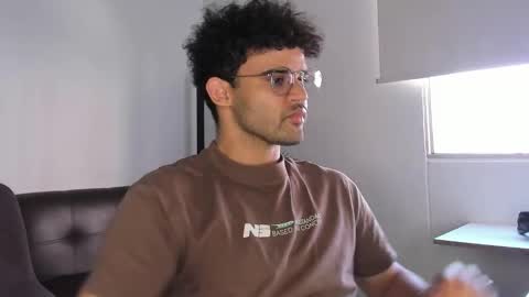 Im Chirs IM MODEL INDEPENDT online show from 11-05-25, 08:09