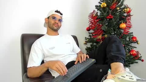 Im Chirs IM MODEL INDEPENDT online show from 11-30-25, 08:02