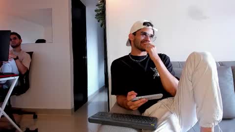 Im Chirs IM MODEL INDEPENDT online show from 12-15-25, 06:45