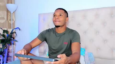 Snapshot of chriss_vall chatting on 02-18-26, 01:01 Chriss Vall online show from 02-18-26, 01:01