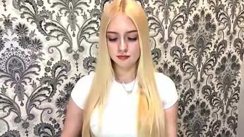 Snapshot of christeneweslow chatting on 10-11-25, 03:21 Aurora online show from 10-11-25, 03:21