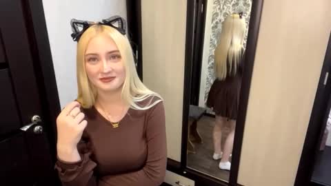 Snapshot of christeneweslow chatting on 10-15-25, 04:29 Aurora online show from 10-15-25, 04:29
