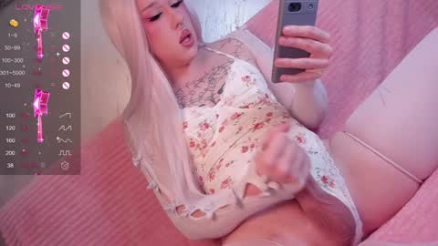 Snapshot of christinaloveu chatting on 12-13-24, 01:12 crisss online show from 12-13-24, 01:12