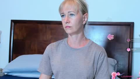 Snapshot of christine_35 chatting on 01-07-25, 07:17 Christine - online show from 01-07-25, 07:17