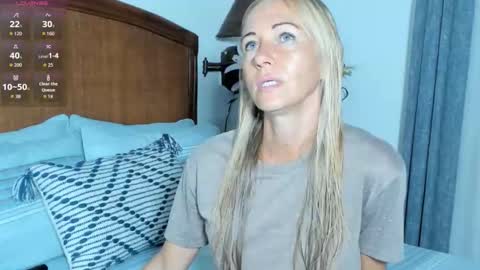 Snapshot of christine_35 chatting on 06-08-26, 10:37 Christine - online show from 06-08-26, 10:37