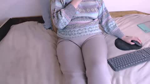 Snapshot of chubbymaia chatting on 11-27-25, 07:49 Maia online show from 11-27-25, 07:49