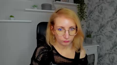 Snapshot of cinderellamoon chatting on 02-23-26, 06:33 Cinderella online show from 02-23-26, 06:33