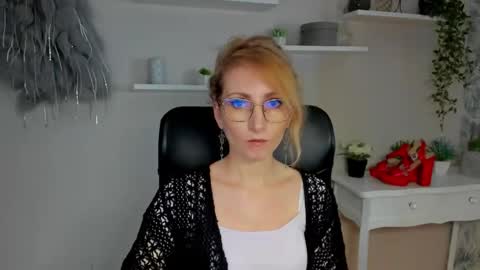 Snapshot of cinderellamoon chatting on 02-25-26, 06:45 Cinderella online show from 02-25-26, 06:45