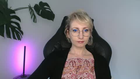 Snapshot of cinderellamoon chatting on 06-15-26, 05:31 Cinderella online show from 06-15-26, 05:31