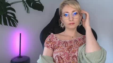 Snapshot of cinderellamoon chatting on 06-16-26, 05:32 Cinderella online show from 06-16-26, 05:32