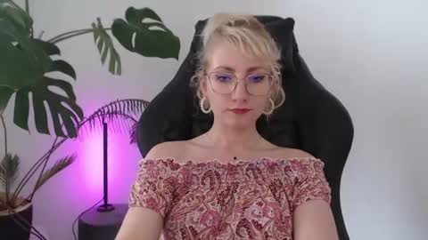Snapshot of cinderellamoon chatting on 07-06-26, 12:24 Cinderella online show from 07-06-26, 12:24
