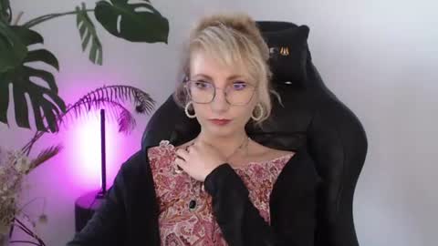 Snapshot of cinderellamoon chatting on 07-15-26, 06:07 Cinderella online show from 07-15-26, 06:07