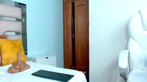 Snapshot of cintia_hills chatting on 01-17-25, 04:06 Cintia Hills online show from 01-17-25, 04:06