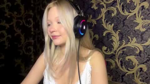 Snapshot of ciracrickard chatting on 12-18-25, 08:48 Cira online show from 12-18-25, 08:48