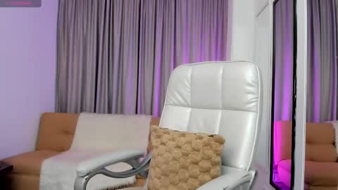 Snapshot of claire_aristizabal chatting on 10-21-25, 09:59 claire aristizabal online show from 10-21-25, 09:59