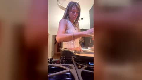 Snapshot of clairethompson01 chatting on 12-20-25, 05:58 Claire online show from 12-20-25, 05:58