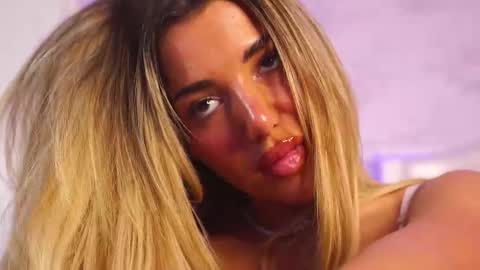 Snapshot of clarahazell chatting on 10-17-25, 05:10 ClaraHazel online show from 10-17-25, 05:10