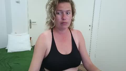 Snapshot of clittytastic chatting on 06-21-26, 03:25 Syl online show from 06-21-26, 03:25