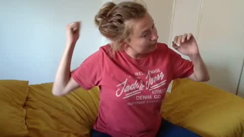 Snapshot of clittytastic chatting on 07-19-26, 02:32 Syl online show from 07-19-26, 02:32