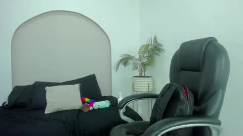 Snapshot of cloe_amazingg chatting on 12-15-25, 02:43 Cloe online show from 12-15-25, 02:43