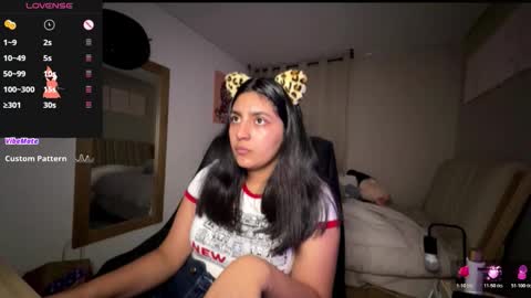 Snapshot of cloe_small08 chatting on 10-27-25, 02:15 cloe small online show from 10-27-25, 02:15