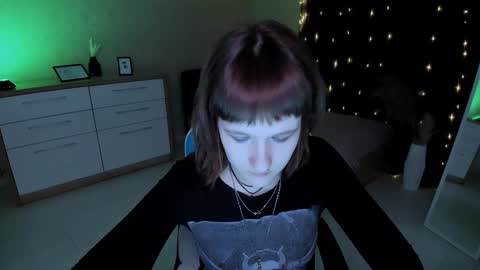 Snapshot of clover_red chatting on 12-12-24, 05:59 Clover follow me online show from 12-12-24, 05:59