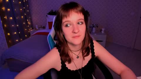 Snapshot of clover_red chatting on 12-22-24, 06:04 Clover follow me online show from 12-22-24, 06:04