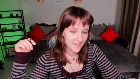 Snapshot of clover_red chatting on 01-07-25, 06:35 Clover follow me online show from 01-07-25, 06:35