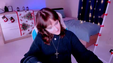 Snapshot of clover_red chatting on 01-19-25, 06:00 Clover follow me online show from 01-19-25, 06:00