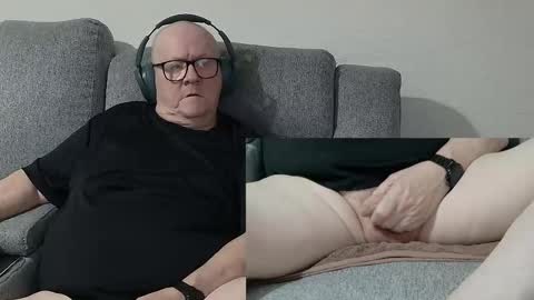 Snapshot of cockneymack51 chatting on 11-03-25, 04:08 Charlie. online show from 11-03-25, 04:08