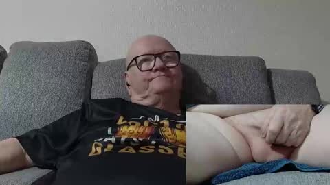 Snapshot of cockneymack51 chatting on 02-19-26, 12:17 Charlie. online show from 02-19-26, 12:17