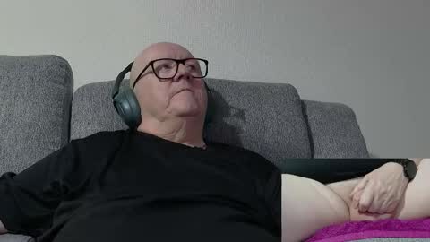 Snapshot of cockneymack51 chatting on 03-10-26, 02:27 Charlie. online show from 03-10-26, 02:27