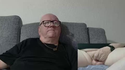 Snapshot of cockneymack51 chatting on 04-04-26, 10:51 Charlie. online show from 04-04-26, 10:51