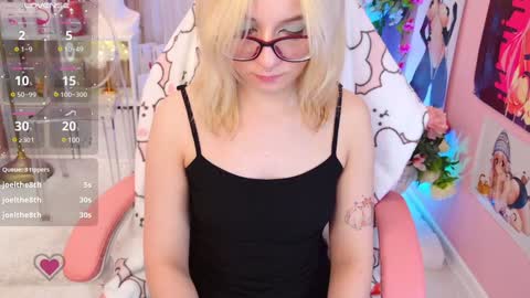 Snapshot of coconut_mia chatting on 12-21-24, 03:25 Mia online show from 12-21-24, 03:25