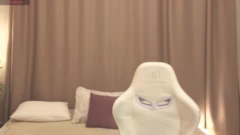 Collen Mon Tue Wed Thu Fri GMT 3 0300am - 0900am  online show from 03-25-26, 04:46