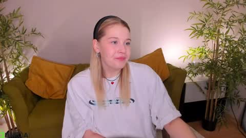Snapshot of colleen_blake chatting on 05-20-26, 05:19 Collen Mon Tue Wed Thu Fri GMT 3 0300am - 0900am online show from 05-20-26, 05:19