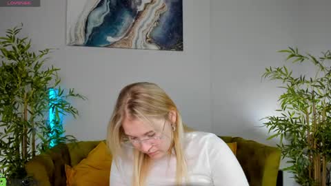 Snapshot of colleen_blake chatting on 05-26-26, 05:42 Collen Mon Tue Wed Thu Fri GMT 3 0300am - 0900am online show from 05-26-26, 05:42
