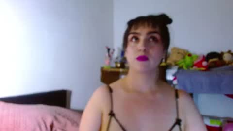 Snapshot of collette_beaufoy chatting on 06-17-26, 07:00 Collette online show from 06-17-26, 07:00