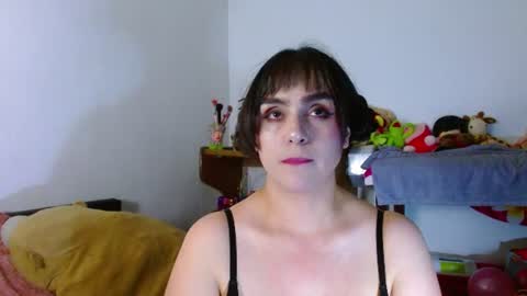 Snapshot of collette_beaufoy chatting on 06-18-26, 06:13 Collette online show from 06-18-26, 06:13