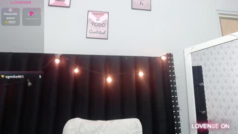 Snapshot of colombia_mommy_ chatting on 12-12-24, 12:33 GRETCHEN online show from 12-12-24, 12:33