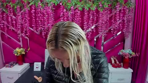 Snapshot of constansblonde chatting on 01-07-25, 01:24 Constans online show from 01-07-25, 01:24